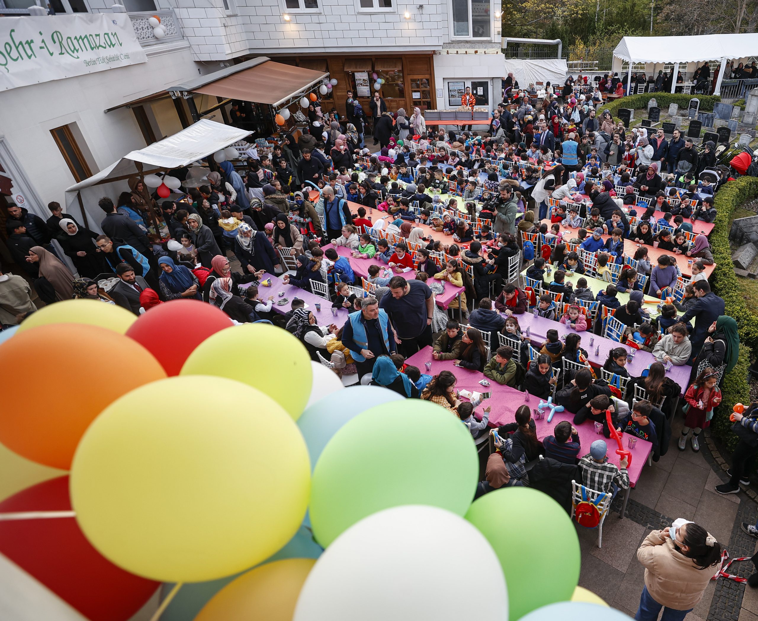 Berlin’de çocuklara özel iftar programı düzenlendi