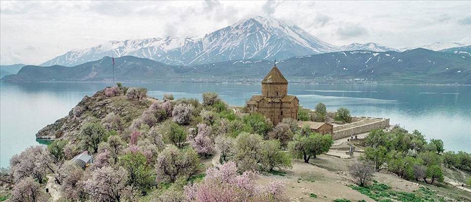 Akdamar Adası ‘Badem Çiçeği Festivali’ne hazır