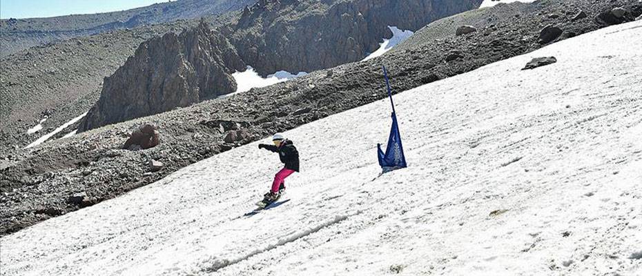 Erciyes’te kayak keyfi nisanda da devam ediyor