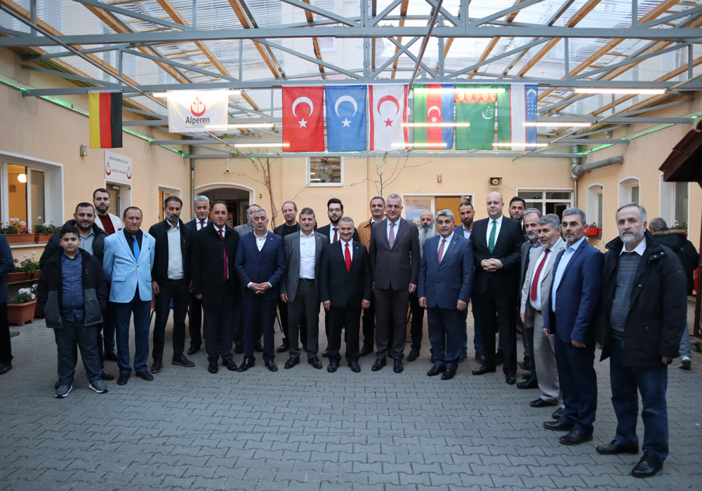 Berlin Alperen Ocakları, Eyüp Sultan Camii’nde iftar yemeği verdi