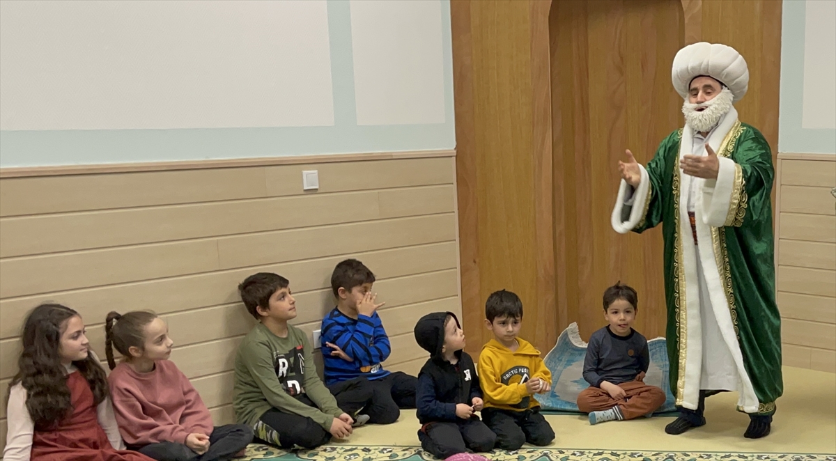 Berlin’de çocuklar iftarda Nasreddin Hoca ve geleneksel gölge oyunlarıyla eğleniyor