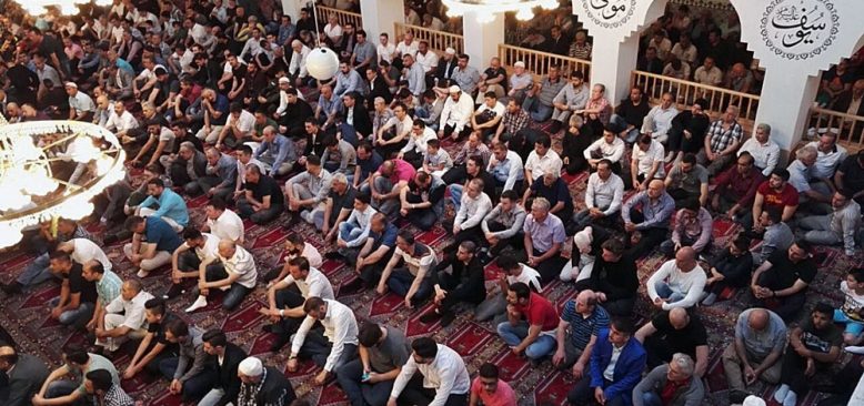 Nürnberg Eyüp Sultan Camisinde 3 bin kişi namaz kılabiliyor
