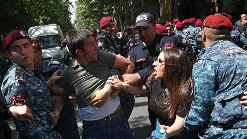 Ermenistan’da Polis ile Göstericiler Arasında Arbede