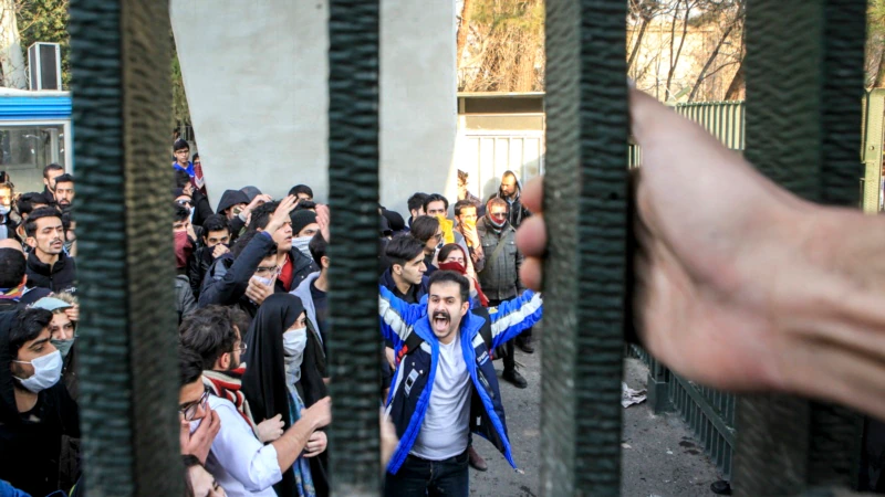 İran Polisinden Protestoculara Silahlı Müdahale