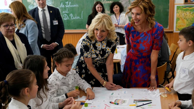 Jill Biden Romanya’da Mülteci Okulunu Ziyaret Etti