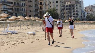 KKTC'de Maraş bölgesindeki plaj turizm mevsimi için hazır