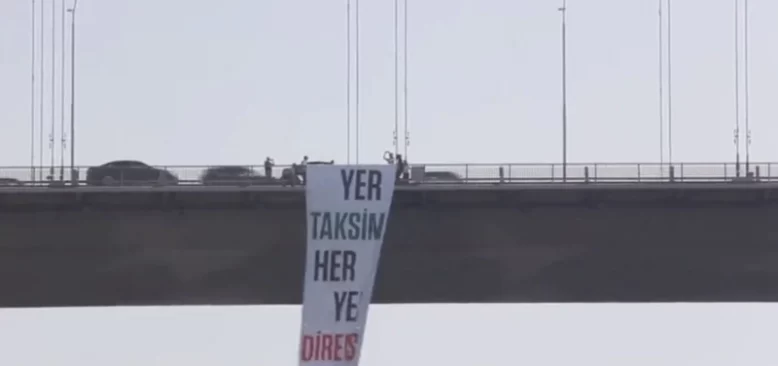 Köprüde Gezi Parkı Pankartı Gerginliği