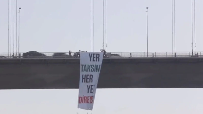 Köprüde Gezi Parkı Pankartı Gerginliği