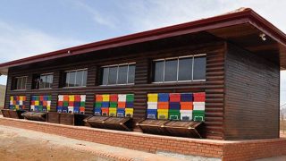 Lavanta tarlasına kurulan Arı evi, rengarenk kovanlarıyla ilgi çekiyor
