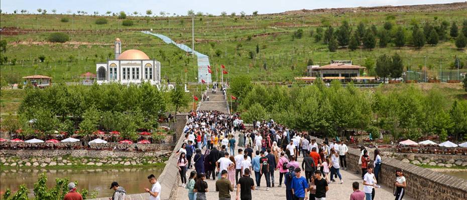 Medeniyetler şehri Mardin ve Diyarbakır turizmde bayram bereketi yaşıyor