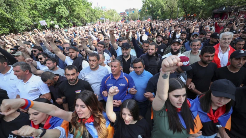 Protestocular Ermenistan Başbakanı’nın İstifasını İstedi