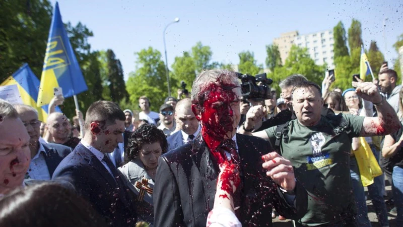 Rus Elçiye Kırmızı Boyalı Protesto