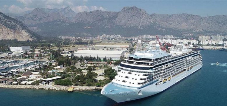 'Yüzen oteller' Antalya Limanı'na demir atmaya başladı