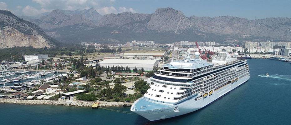 ‘Yüzen oteller’ Antalya Limanı’na demir atmaya başladı