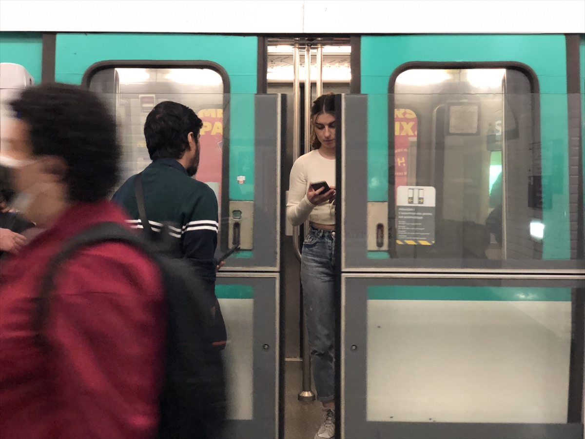 Fransa’da toplu taşıma araçlarında maske zorunluluğu kaldırıldı
