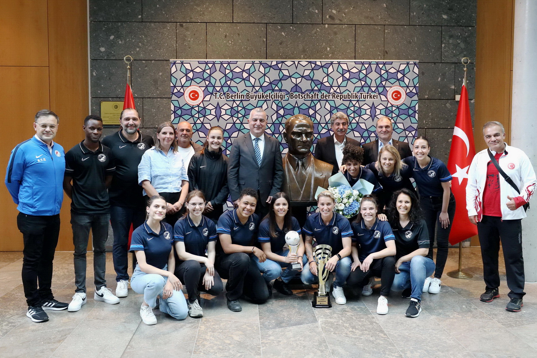 Büyükelçi Ahmet Başar Şen, Şampiyon kadınları kabul etti