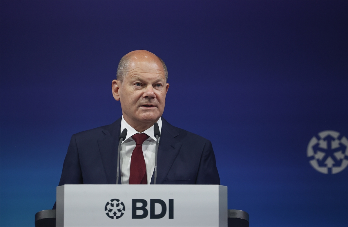 Scholz, Ukrayna’ya silah göndermeye devam edeceğini söyledi