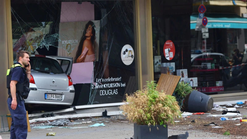 Berlin’de Kalabalığa Dalan Araçta Türkiye Afişleri 