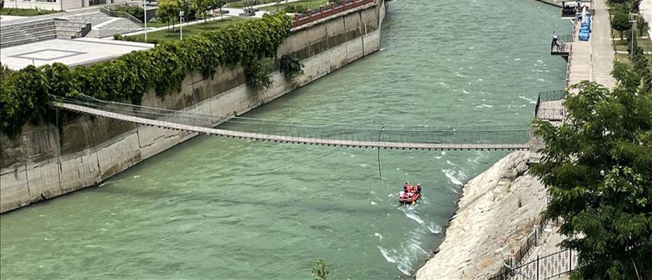 Çoruh Nehri’nde iki baraj arasındaki parkurda rafting gösterisi