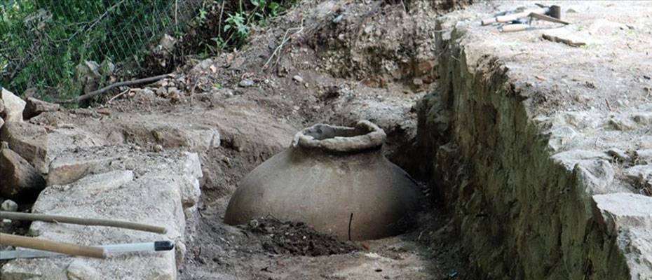 Düzce’de antik kentteki kazılarda toprak küp bulundu