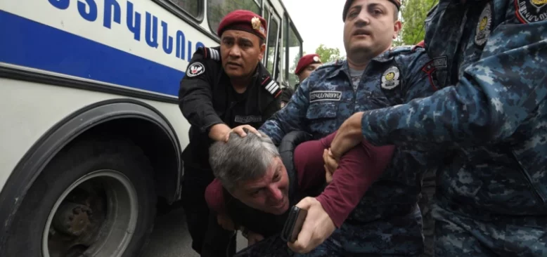 Ermenistan'da Hükümet Protestosuna Polis Müdahalesi