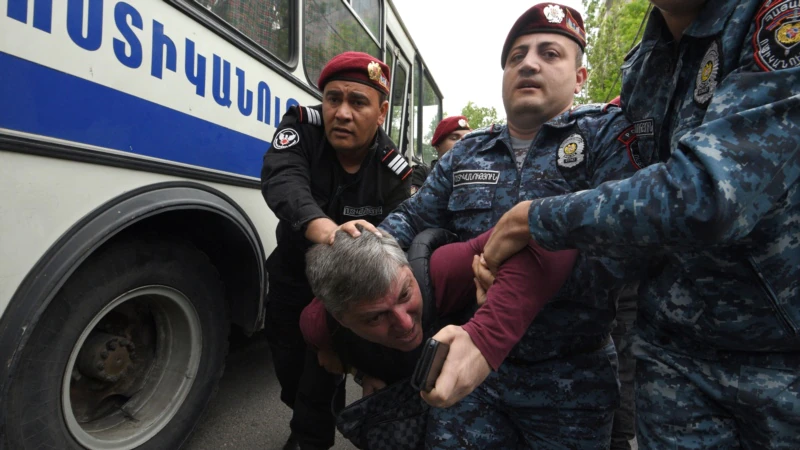 Ermenistan’da Hükümet Protestosuna Polis Müdahalesi