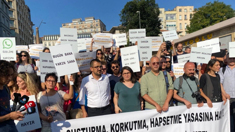 Gazeteciler Yeni Sosyal Medya Tasarısını Protesto Etti