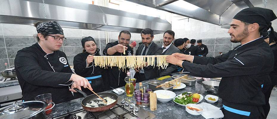 Geleceğin şef garson ve aşçıları dünya mutfağını Sarıkamış’ta öğreniyor