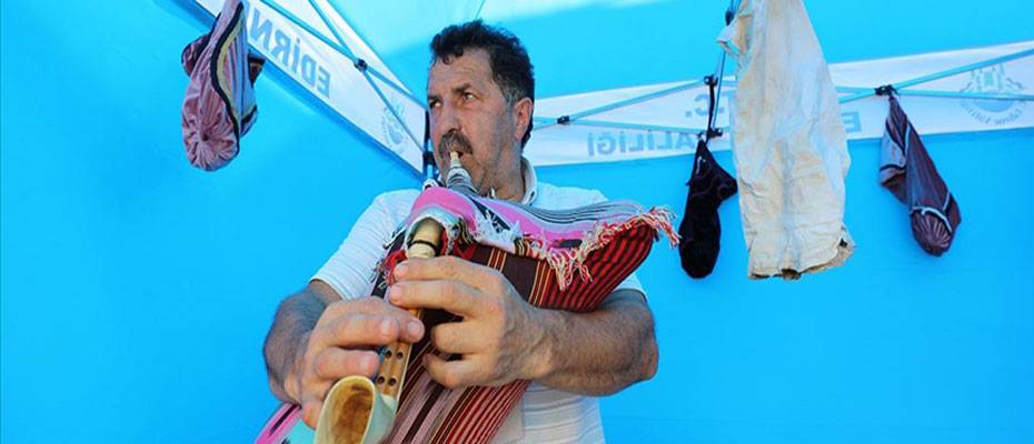 Yörelerinin müzik aletlerini katıldıkları festivallerde tanıtıyorlar