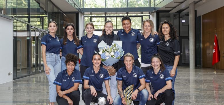 Büyükelçi Şen, Türkiyemspor Kadın Futbol Takımı'nı tebrik etti