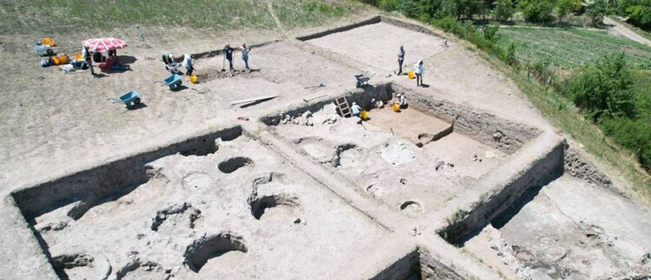 Kütahya'da 3300 yıllık mühür ve hançer bulundu