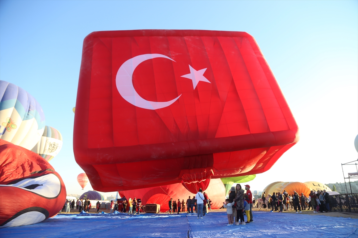 Kapadokya semaları figürlü balonlarla şenlendi