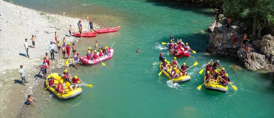 Adrenalin tutkunu İranlı turistler, Çatak Çayı’nda rafting yaparak eğleniyor