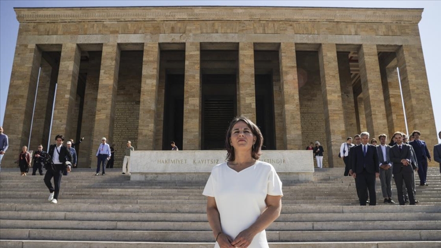 Almanya Dışişleri Bakanı Annalena Baerbock, Anıtkabir'e ziyaret gerçekleştirdi