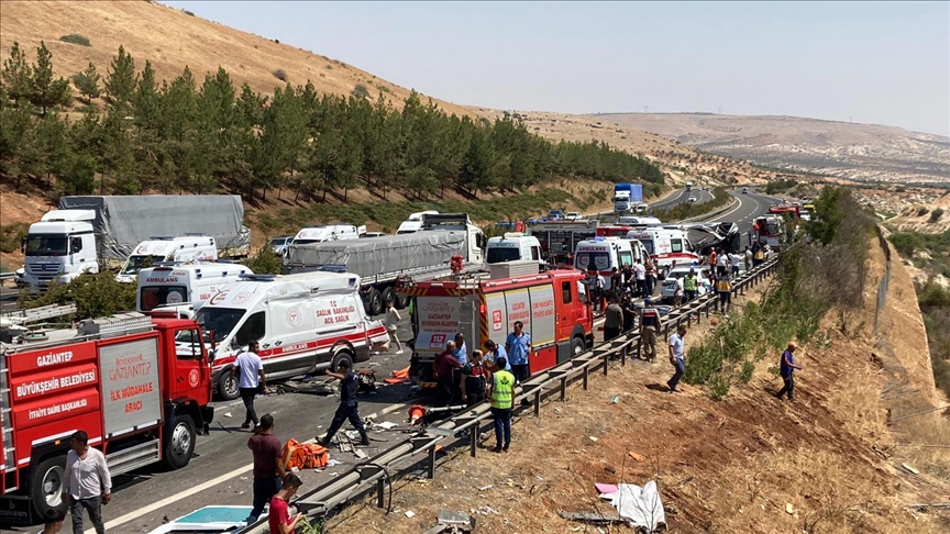 Kaza yapan araca müdahale eden ekiplere yolcu otobüsü çarptı, 16 kişi öldü