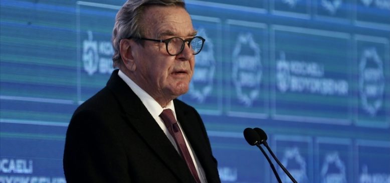 Eski Başbakan Schröder'in partisinden ihraç edilmesi talepleri reddedildi