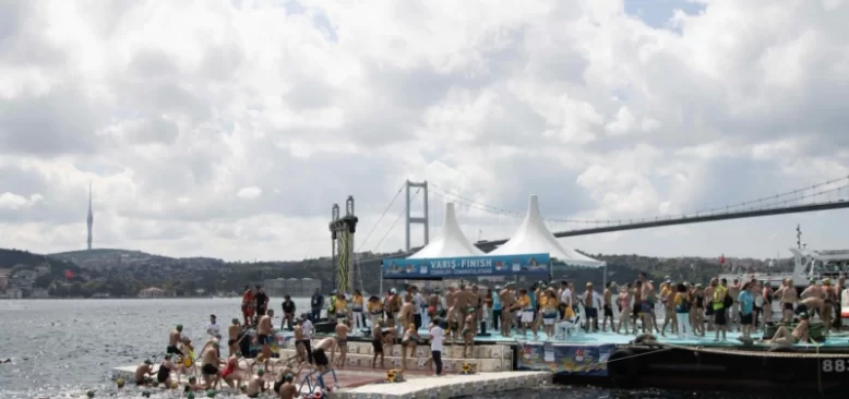 İstanbul Boğazı’nda Kıtalararası Yüzme Yarışı