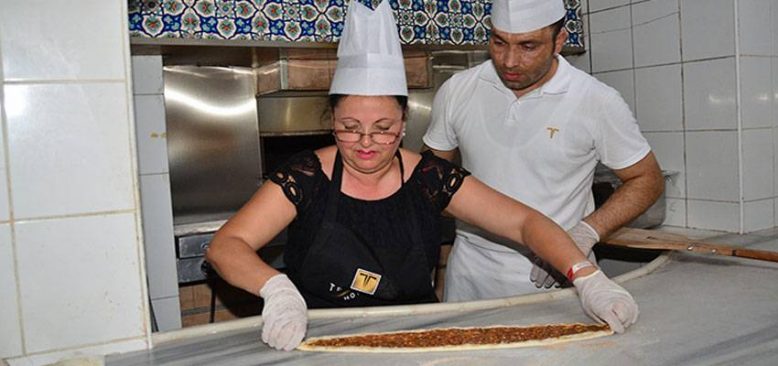 Manavgat'ta, turistler tatil yaptıkları otelde Türk yemekleri pişirmeyi öğreniyor