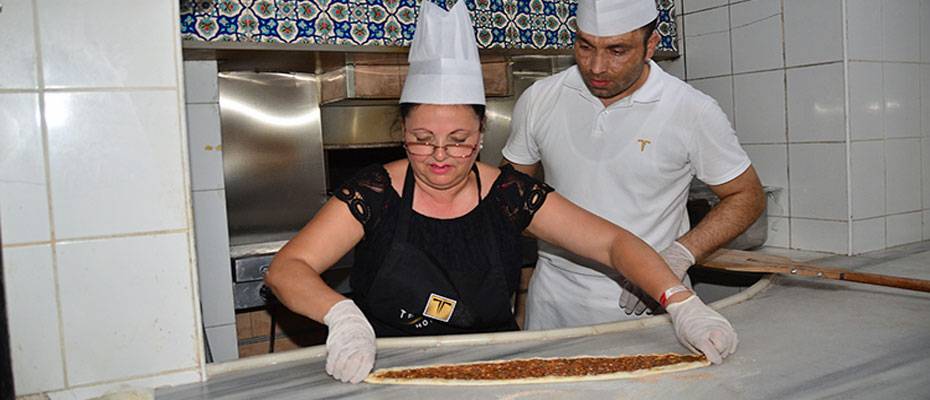 Manavgat'ta, turistler tatil yaptıkları otelde Türk yemekleri pişirmeyi öğreniyor