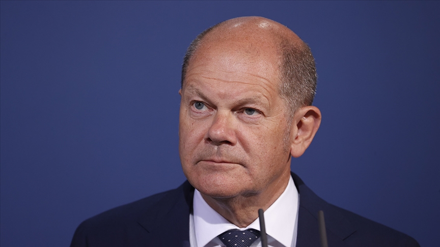 Scholz, ülkede eğitim gören Ukraynalı askerleri ziyaret etti