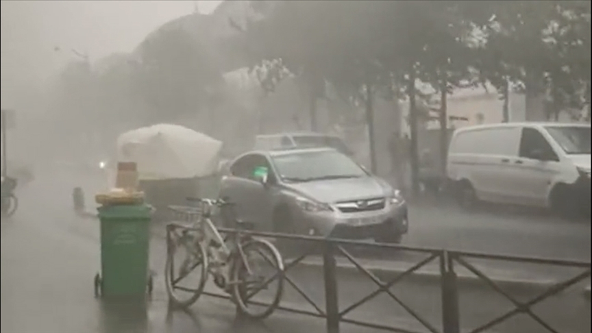 Paris’te şiddetli yağış ve fırtına etkili oldu