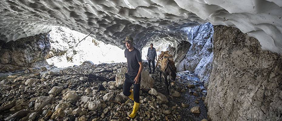 Yaylacı Hüseyin Firez kar tünellerinde gönüllü rehberlik yapıyor