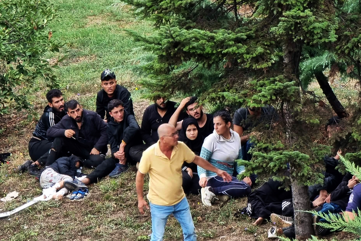 Göçmenleri taşıyan otobüsün polis aracına çarpması sonucu 2 polis öldü