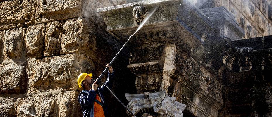 Antalya’nın simgelerinden Hadrianus Kapısı’nın desenleri daha görünür olacak