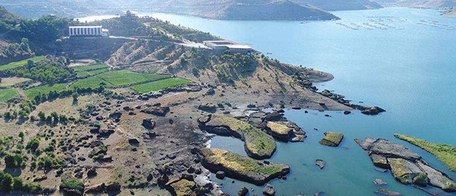 Çat Barajı'ndaki 'yüzen adalar' karaya oturdu