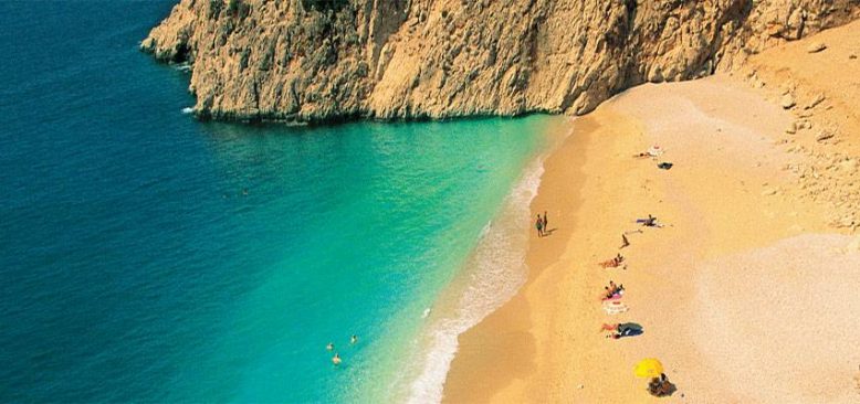 Dört mevsim turist çeken Antalya konuklarına eşsiz güzellikler sunuyor