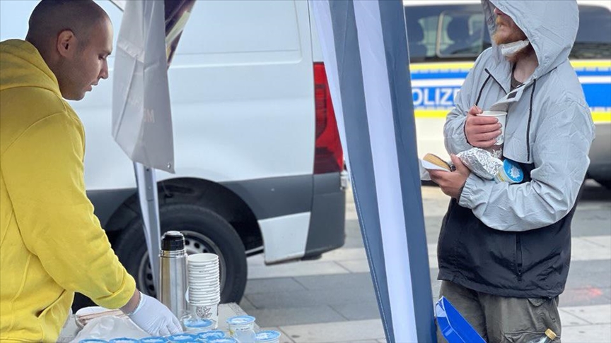 Almanya'daki Türkler evsizlerle ihtiyaç sahiplerine yemek dağıttı