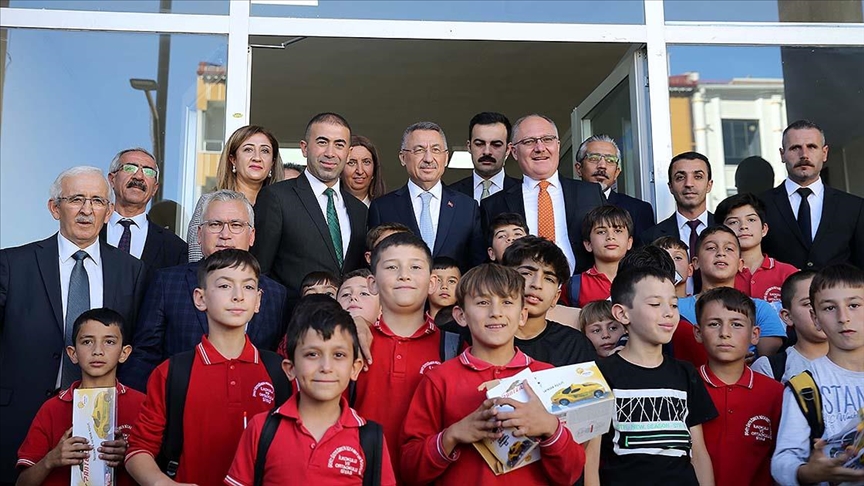 Fuat Oktay, Sivas'ta Alibaba Cemevi'ni ziyaret etti