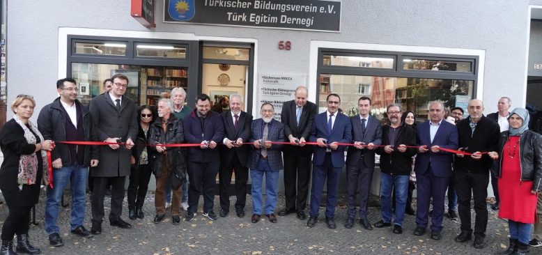 Almanya’nın ilk özel Türk Halk Kütüphanesi Berlin`de açıldı
