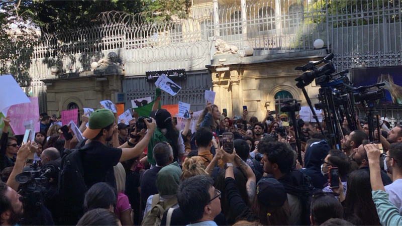 İran’ın Başkonsolosluğu Önünde Mahsa Amini Protestosu